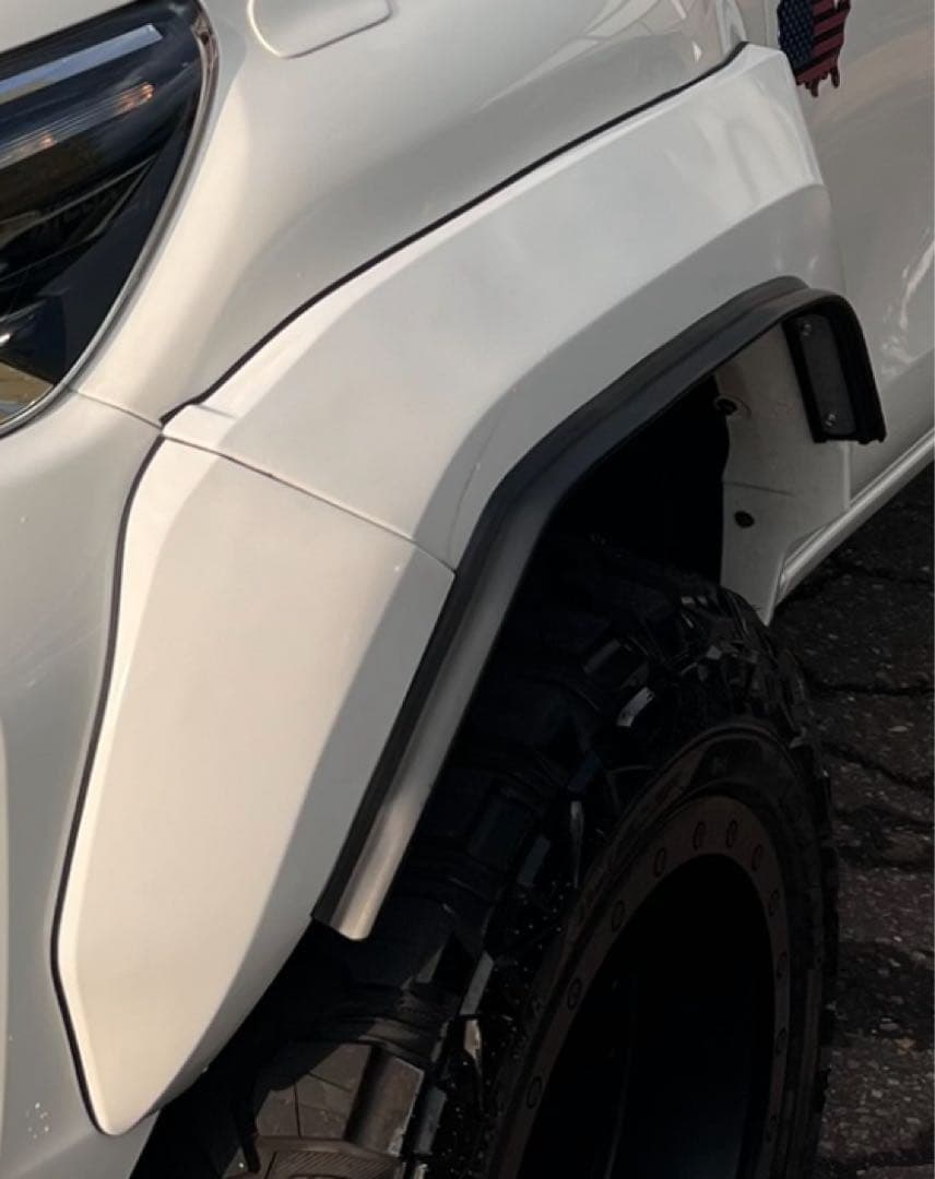 ハイラックスニュージーランドオーバーフェンダー70㍉ワイド　ラバーフェンダー付き