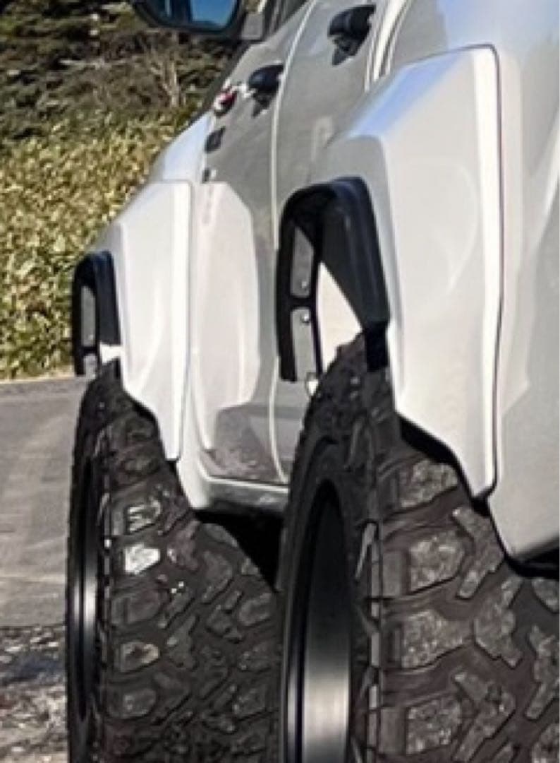 ハイラックスニュージーランドオーバーフェンダー70㍉ワイド　ラバーフェンダー付き