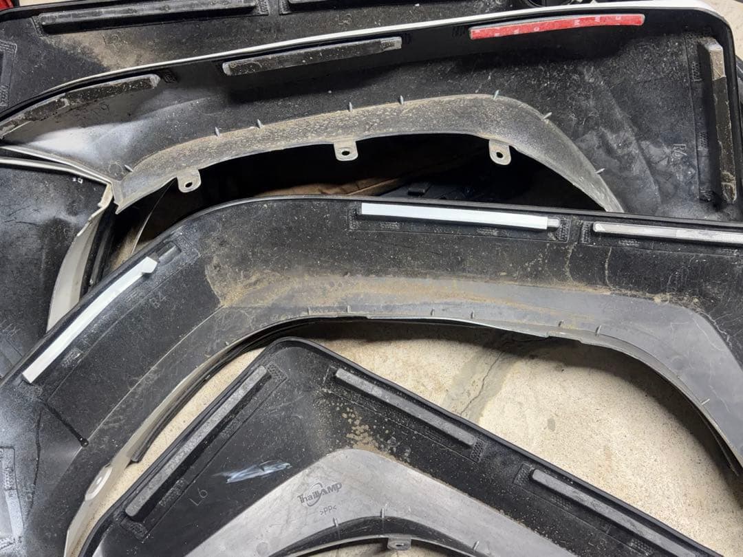 ハイラックスニュージーランドオーバーフェンダー70㍉ワイド　ラバーフェンダー付き