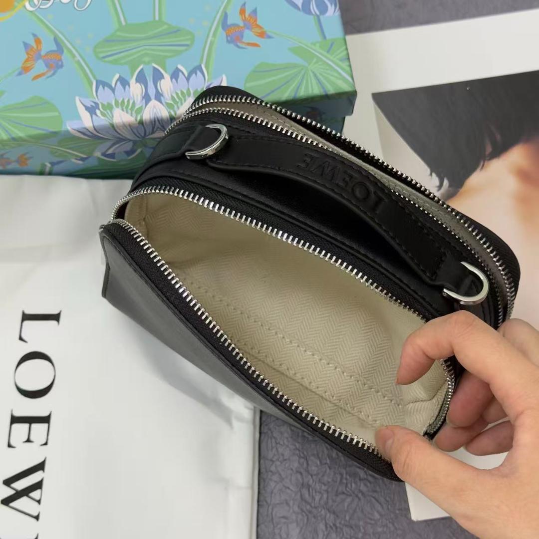 ブラックレザーのメッセンジャーバッグ