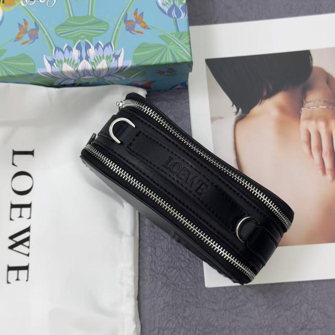 ブラックレザーのメッセンジャーバッグ