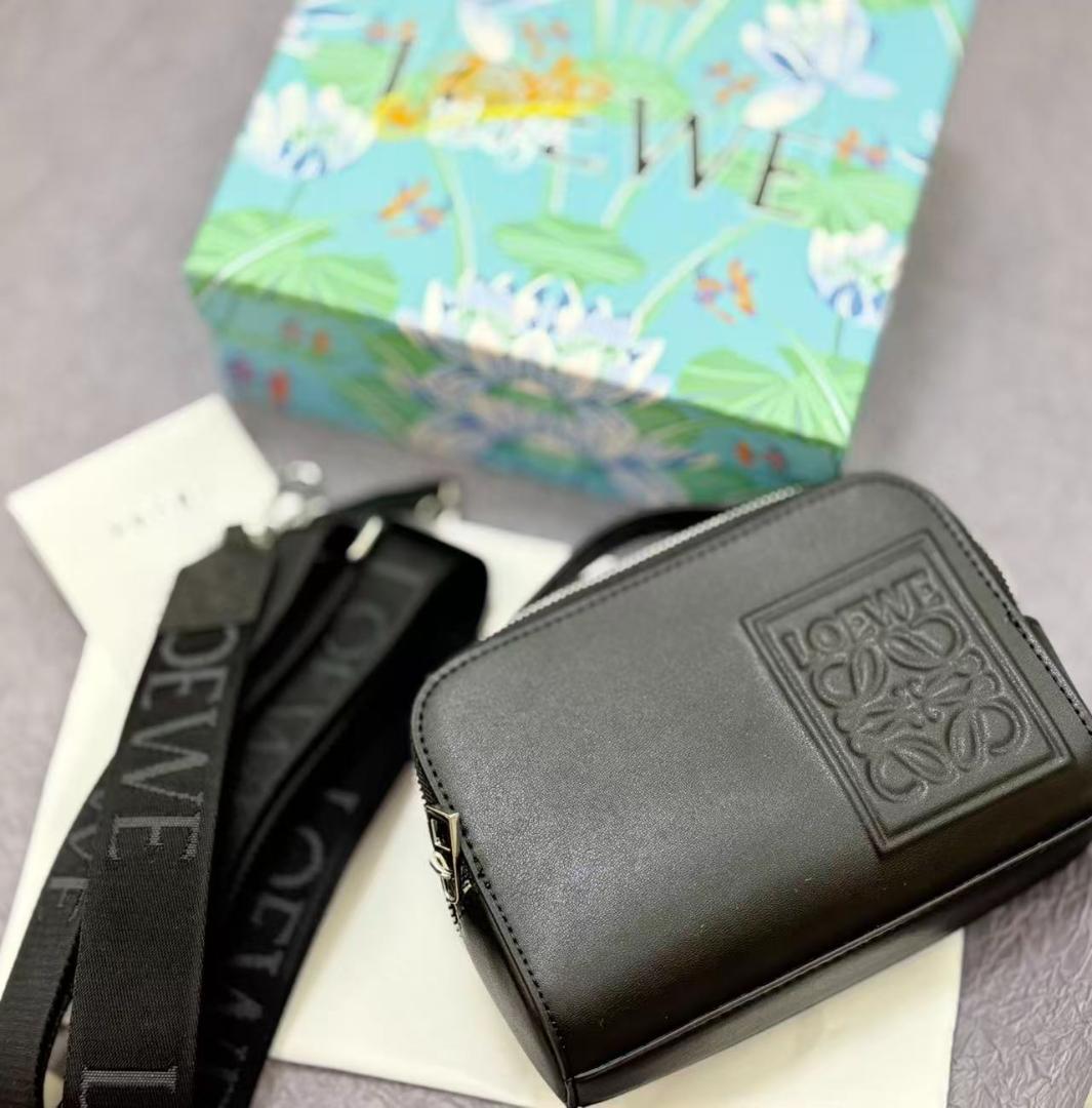 ブラックレザーのメッセンジャーバッグ