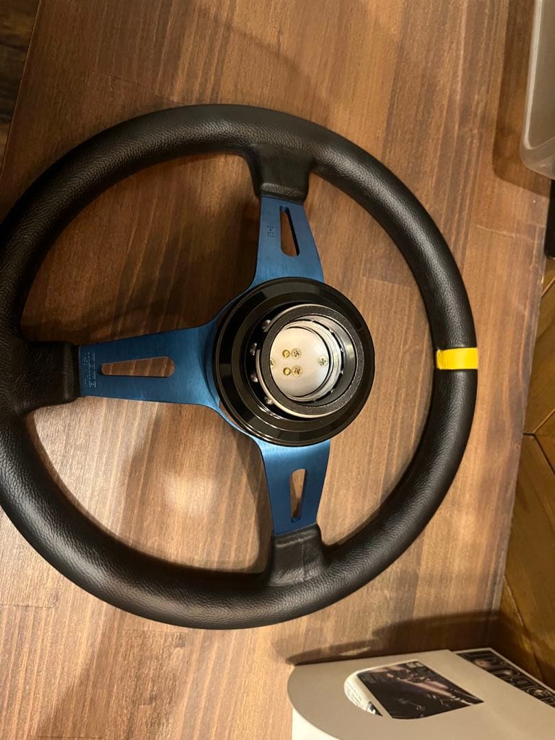 Momoステアリング　35パイ　ほぼ新品