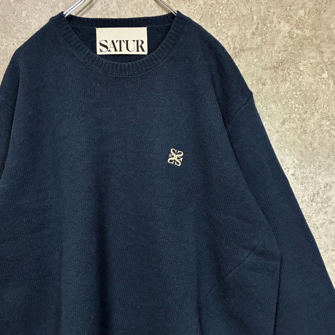 SATUR セター アシンメトリーニット セーター 刺繍ワンポイント ネイビー