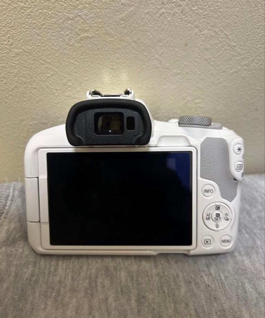 【値下げ中】EOS R50（ホワイト）・ダブルズームキット(清掃グッズ付き)