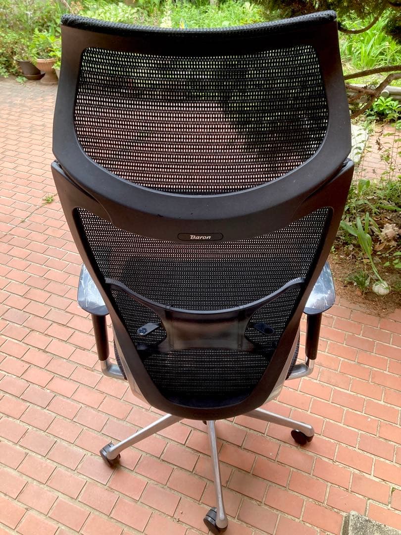 オカムラ　バロンチェア　エクストラハイバック　肘パッドに割れあり