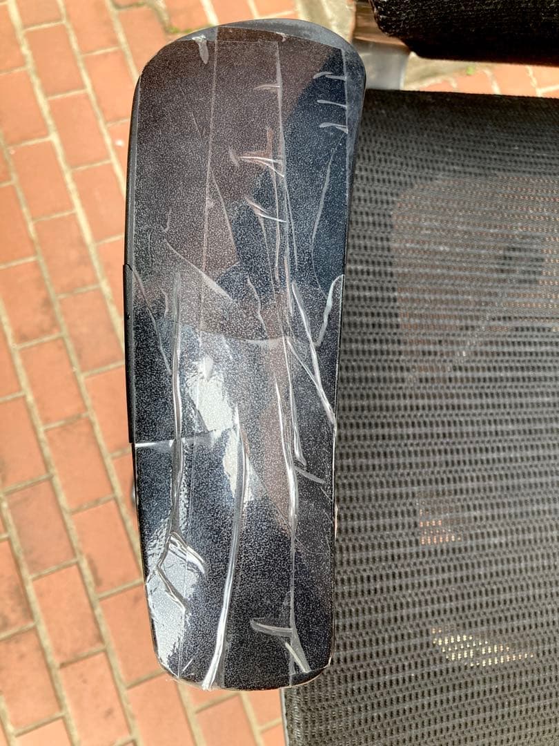 オカムラ　バロンチェア　エクストラハイバック　肘パッドに割れあり