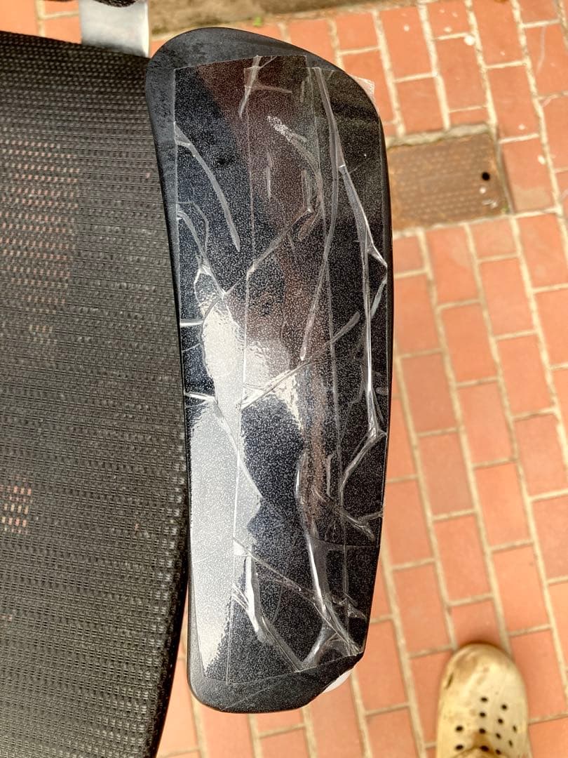 オカムラ　バロンチェア　エクストラハイバック　肘パッドに割れあり