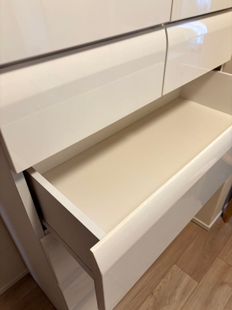 ホワイトチェスト（高さ約137㎝×横幅88㎝×奥行き42㎝）