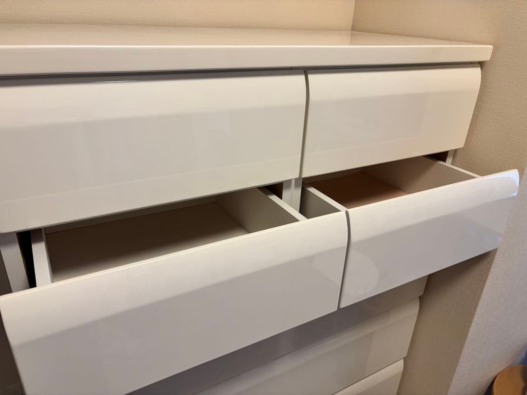 ホワイトチェスト（高さ約137㎝×横幅88㎝×奥行き42㎝）