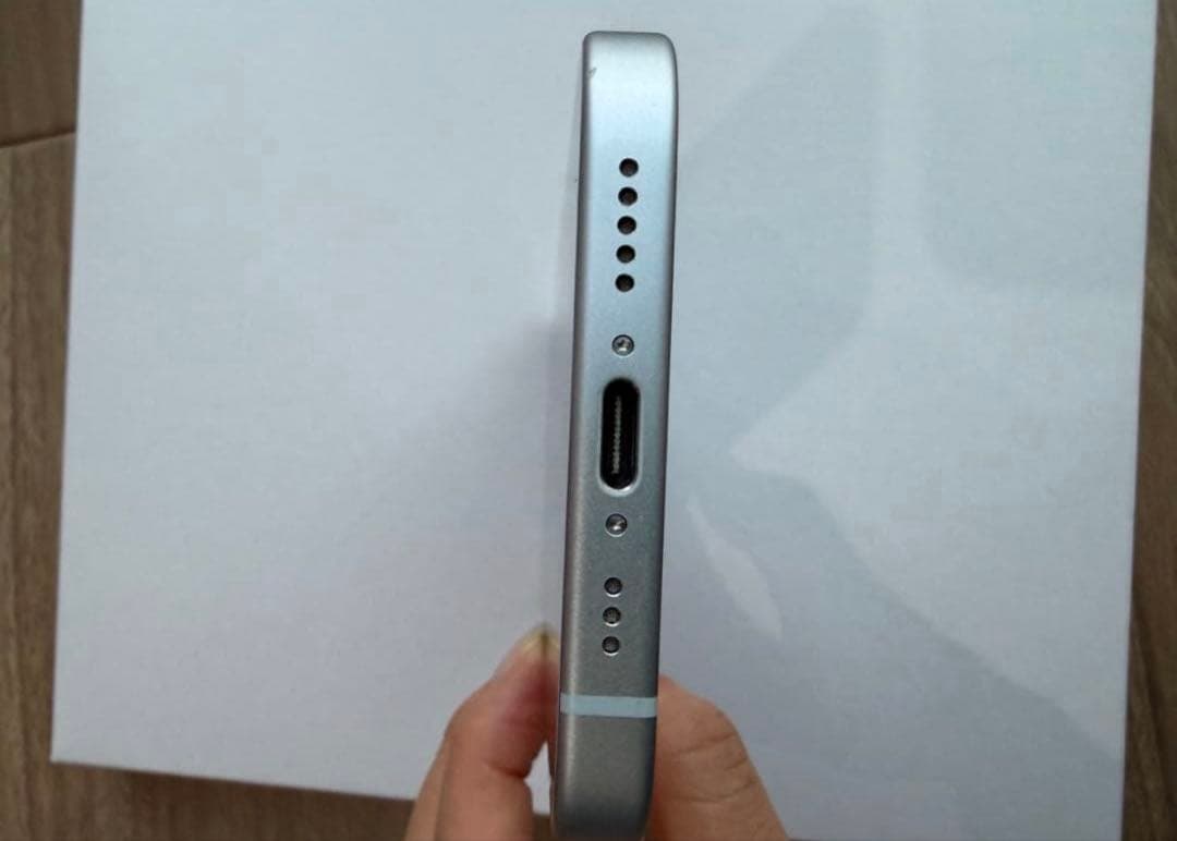 美品　iPhone 15（256GB・ブルー）SIMフリー