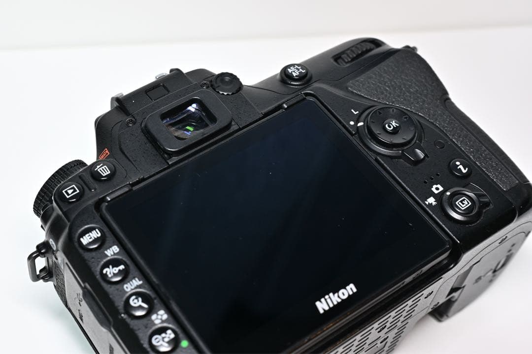 (完全動作品)Nikon D7500 ボディ(SDカード付属)　一眼レフカメラ