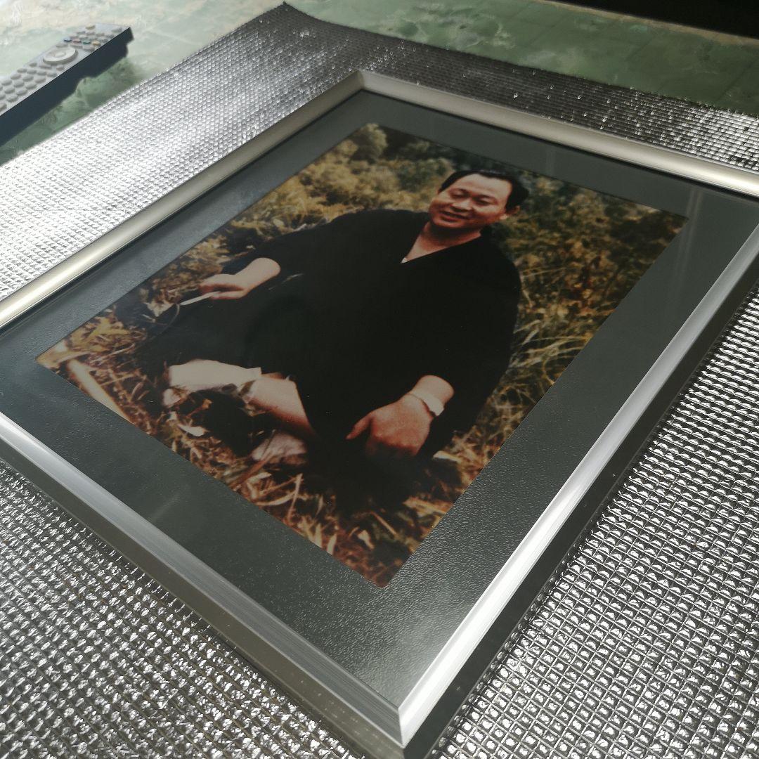 大自然の中で、座禅を組み笑いの高橋信次先生の生写真　大サイズ