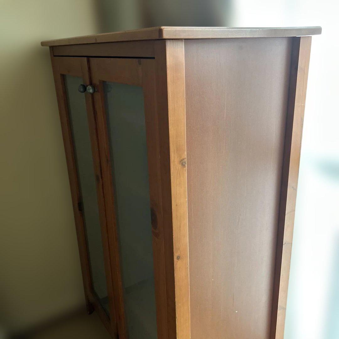 アクタスの木製キャビネット ガラス扉