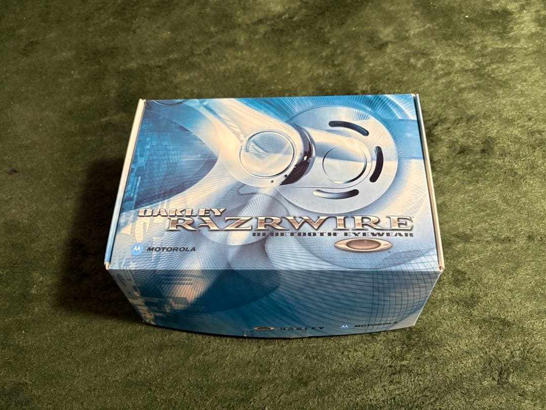 Oakley（オークリー）とMotorola（モトローラ）のRAZRWIRE