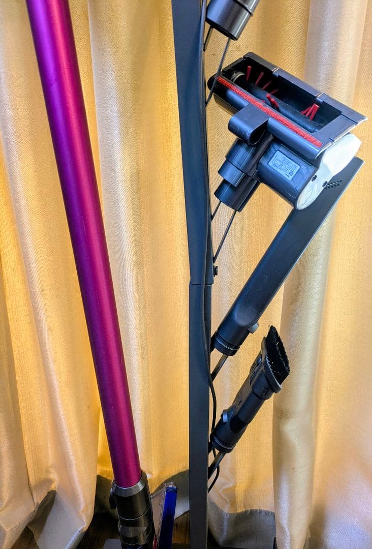 ダイソン dyson v6 fluffy 掃除機 スタンド付　アタッチメント付
