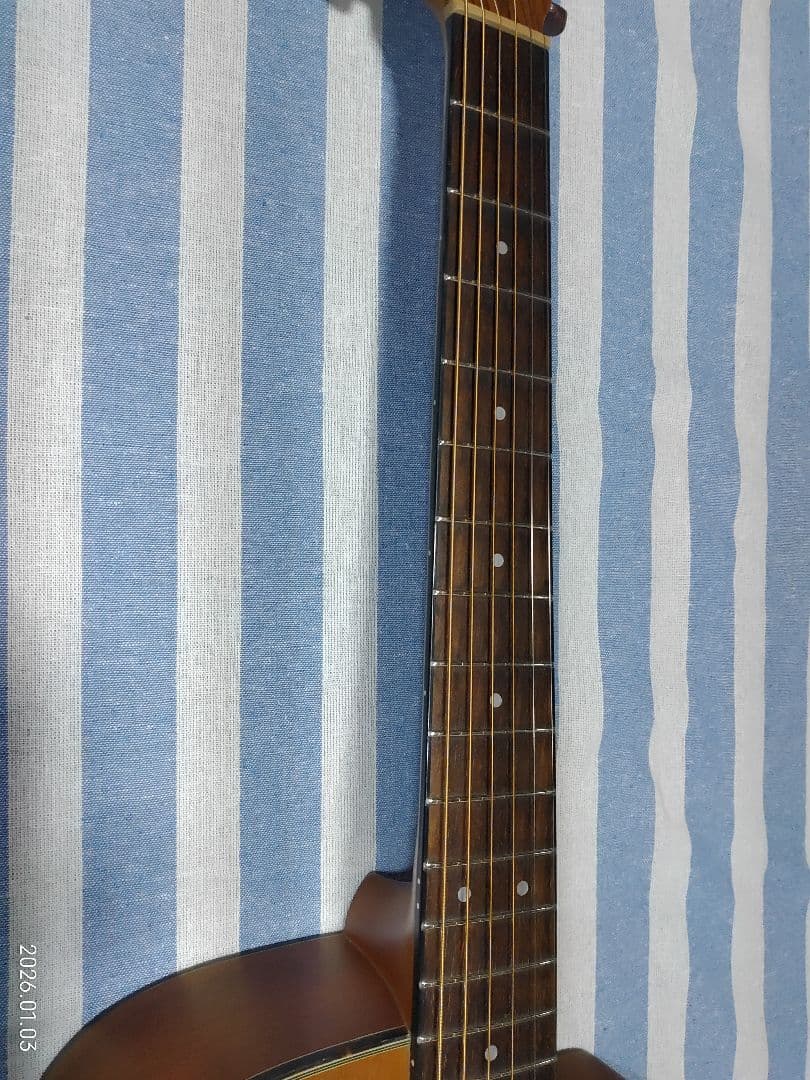 Morrisのカッタウェイ・アコースティックギターS-30ハードケース付きです。