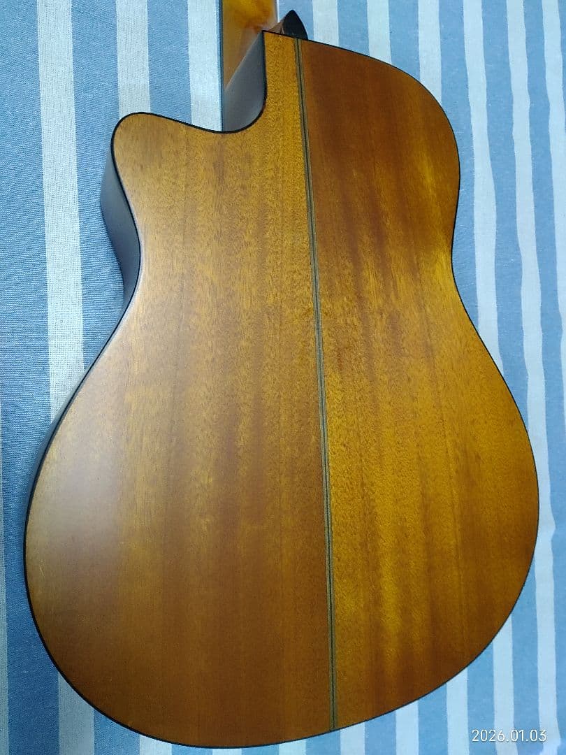 Morrisのカッタウェイ・アコースティックギターS-30ハードケース付きです。