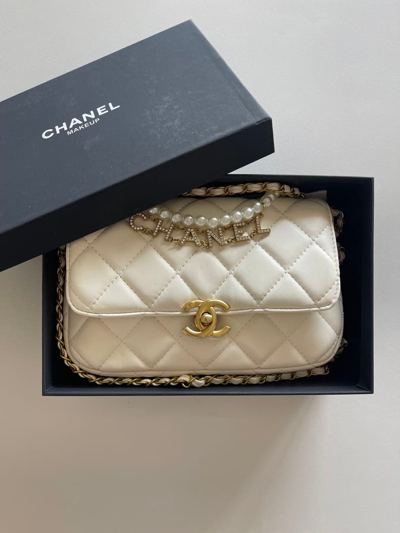 CHANELノベルティホワイトショルダーバッグ