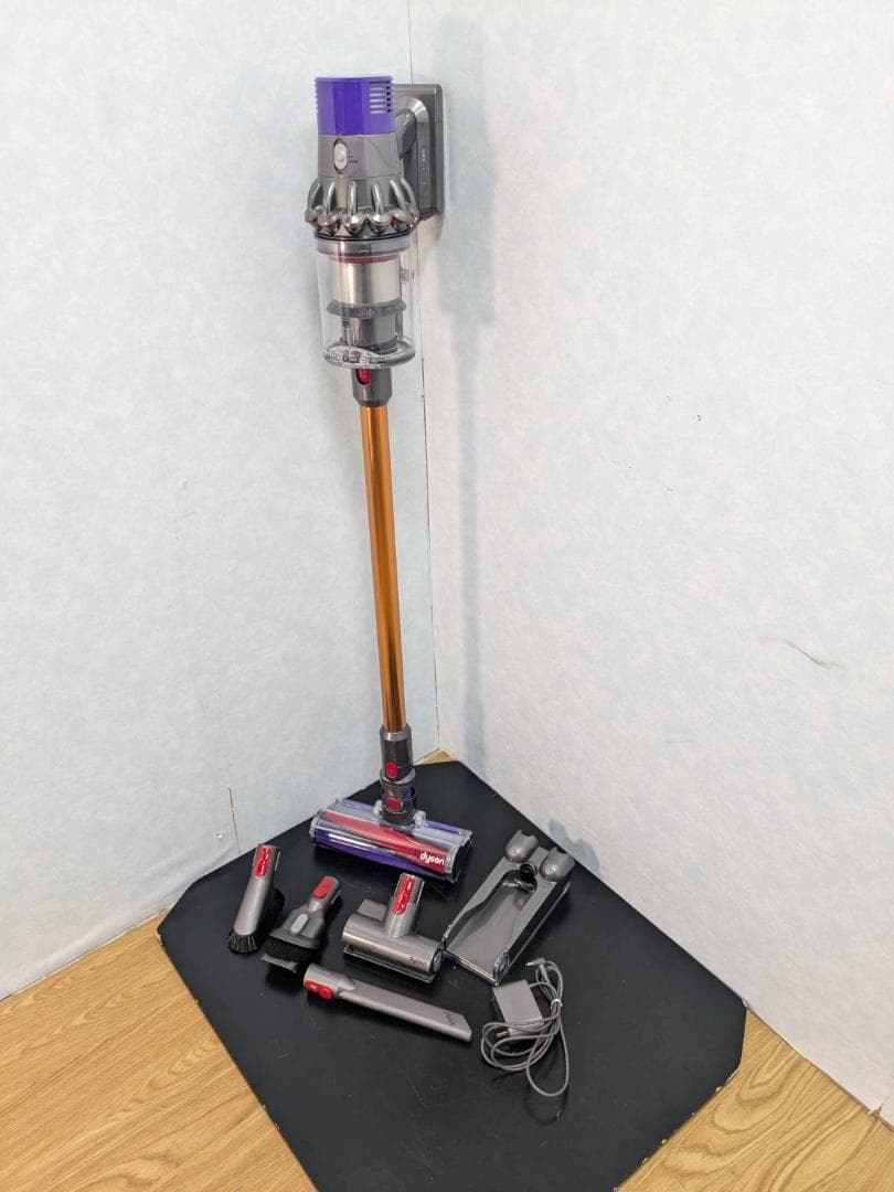 Y★749 ダイソン サイクロン式コードレス掃除機 V10 fluffy