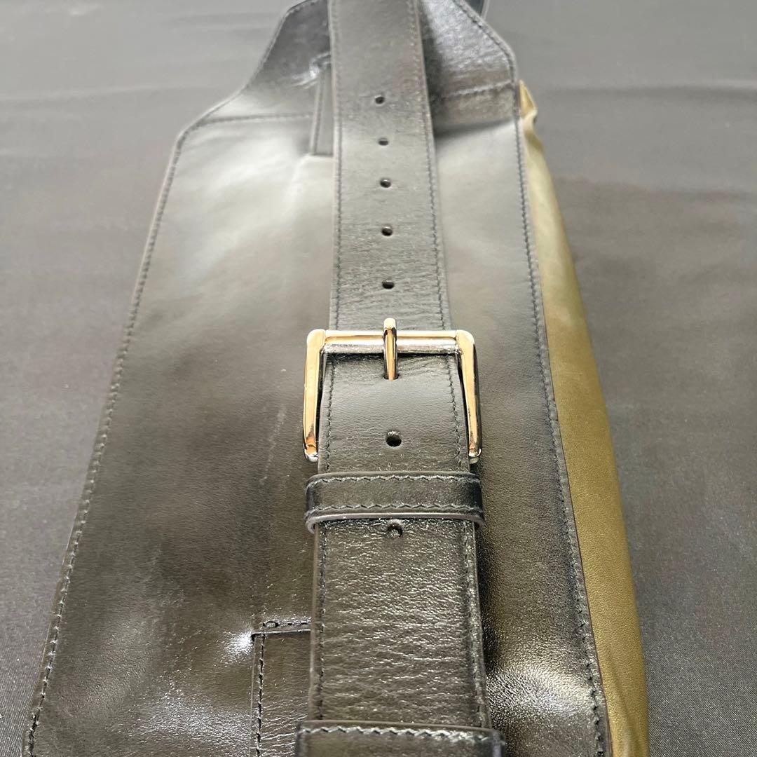 専用品JIMMY CHOO OSCAR オスカー カーキ レザー ボディバッグ