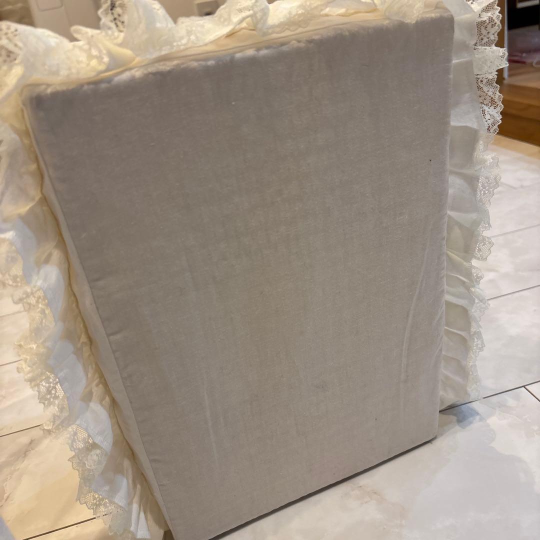 ヒスクローネ　フリル付きホワイト収納ボックス