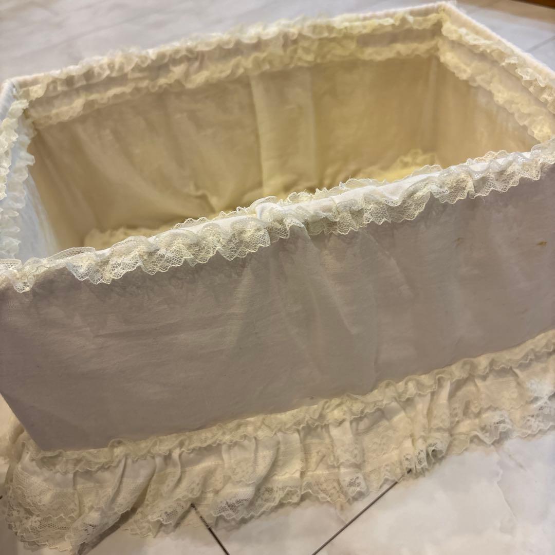 ヒスクローネ　フリル付きホワイト収納ボックス