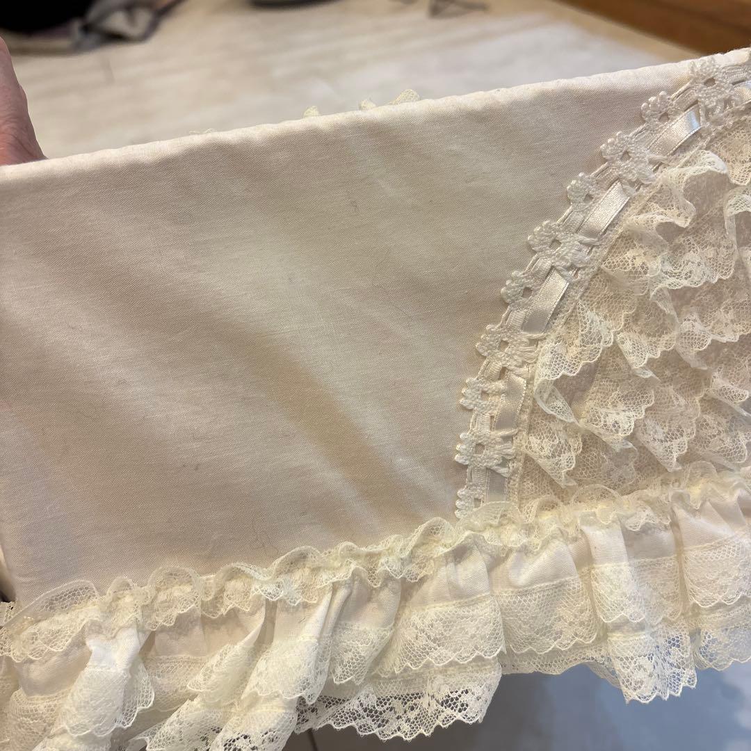 ヒスクローネ　フリル付きホワイト収納ボックス