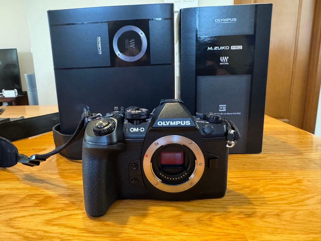 超美品 オリンパスOM-D E-M1 Mark II F2.8レンズキット