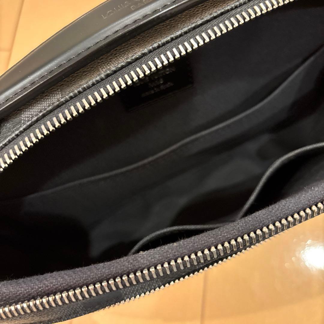 ルイヴィトン　ほぼ未使用品 ダミエグラフィット アンブレール　ショルダーバッグ