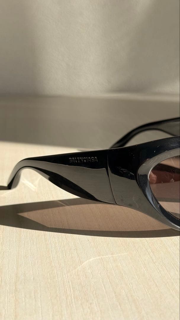 Balenciaga ブラック キャットアイ サングラス