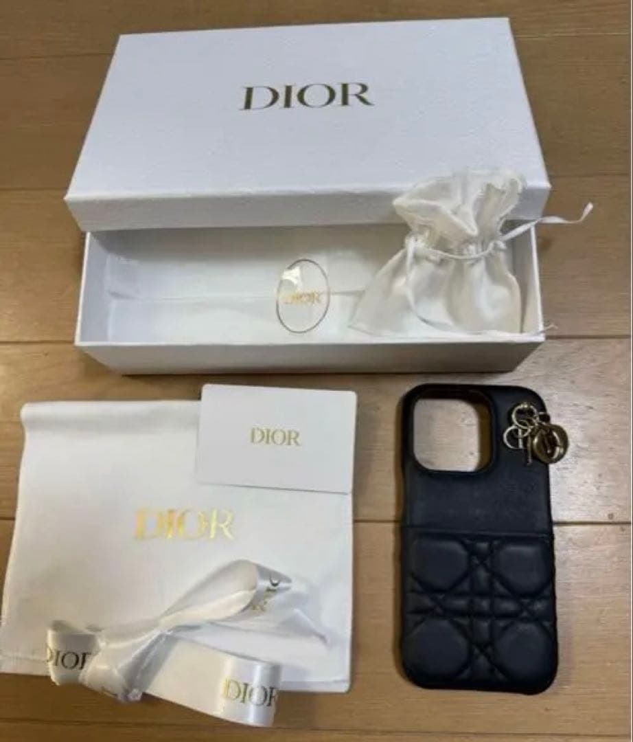 DIOR ディオール　黒チャーム付きレザースマホケース　iPhone15pro