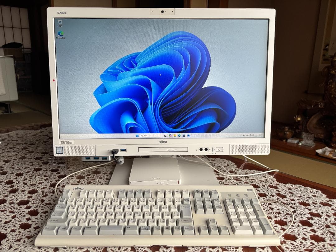 富士通 液晶一体型デスクトップパソコン ESPRIMO K557/R