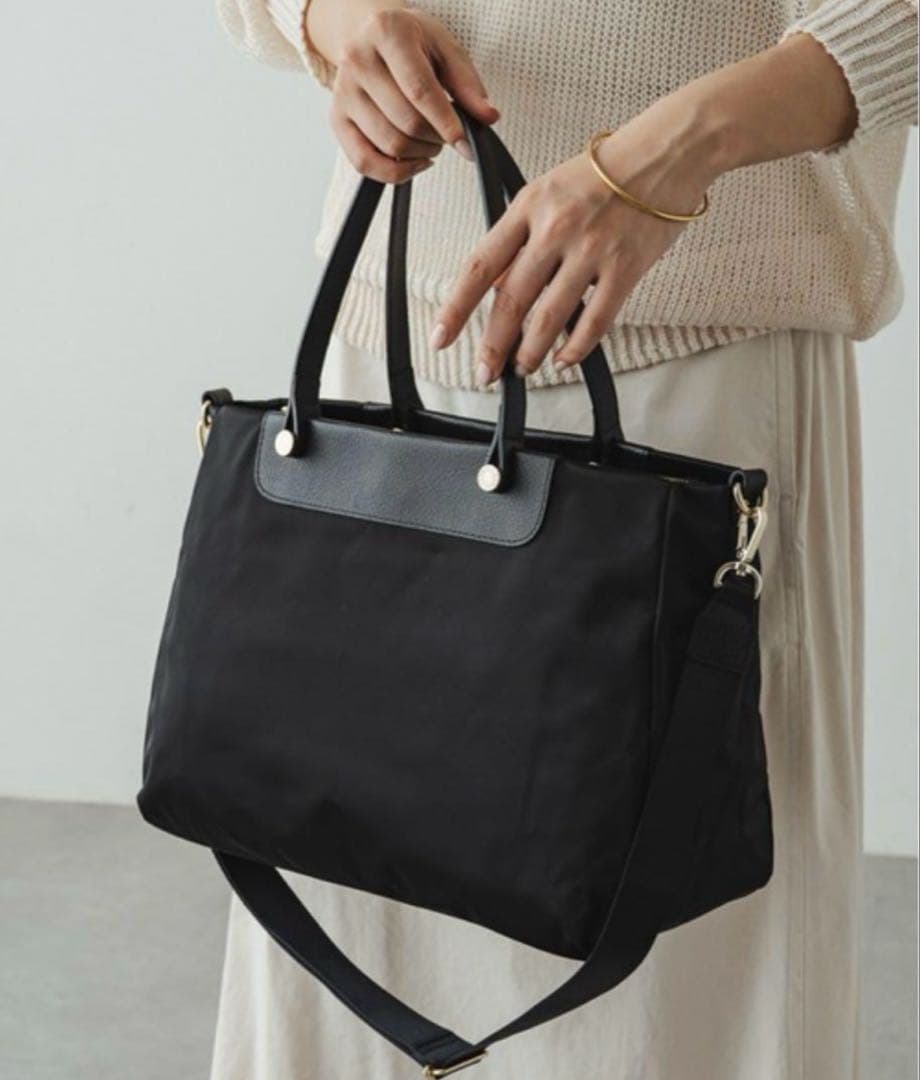 ほぼ未使用ラシット今期A4入るポケット多数三層構造メタルロゴ2wayバッグ