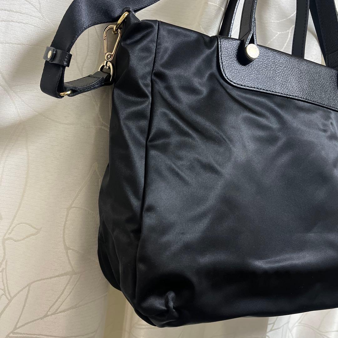 ほぼ未使用ラシット今期A4入るポケット多数三層構造メタルロゴ2wayバッグ