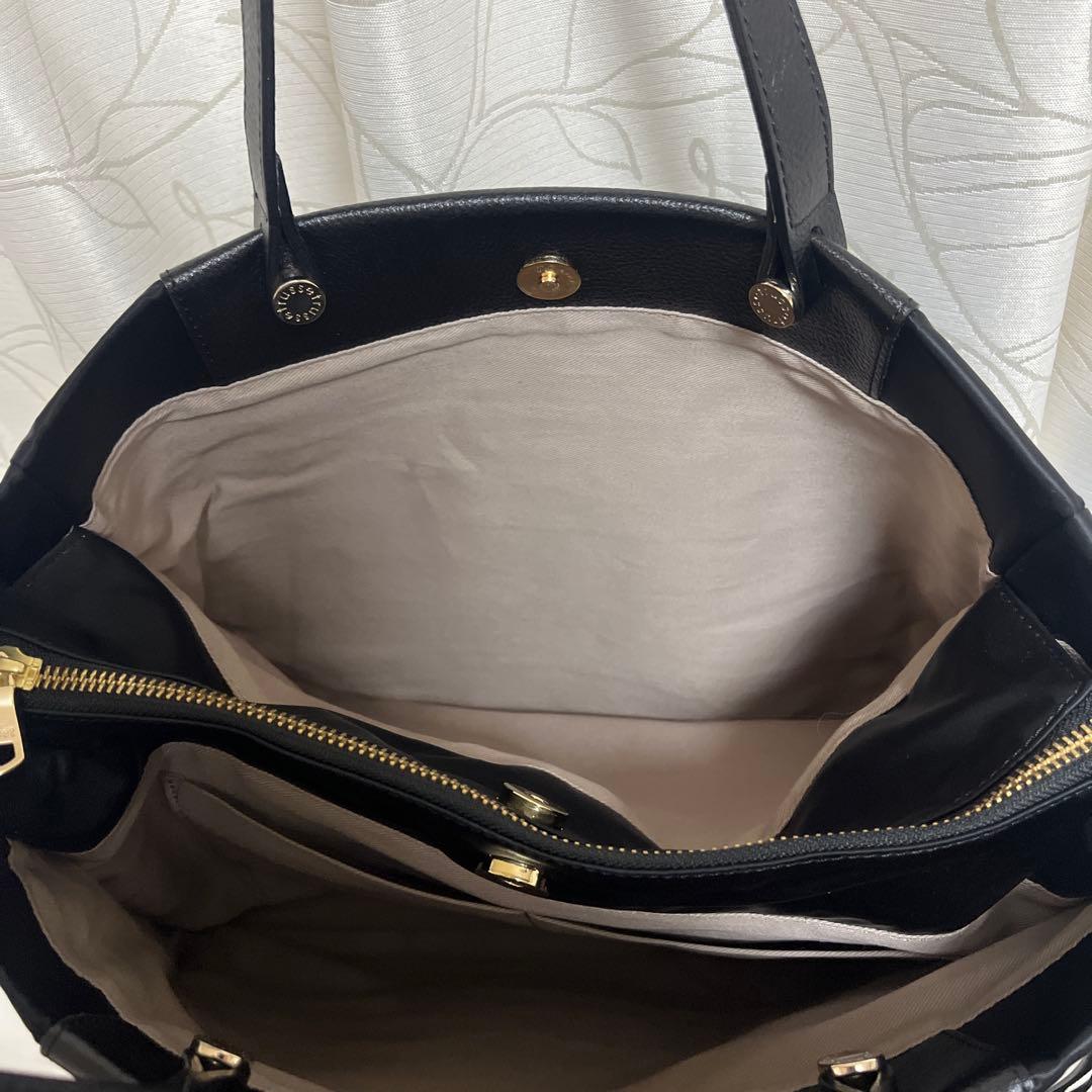 ほぼ未使用ラシット今期A4入るポケット多数三層構造メタルロゴ2wayバッグ