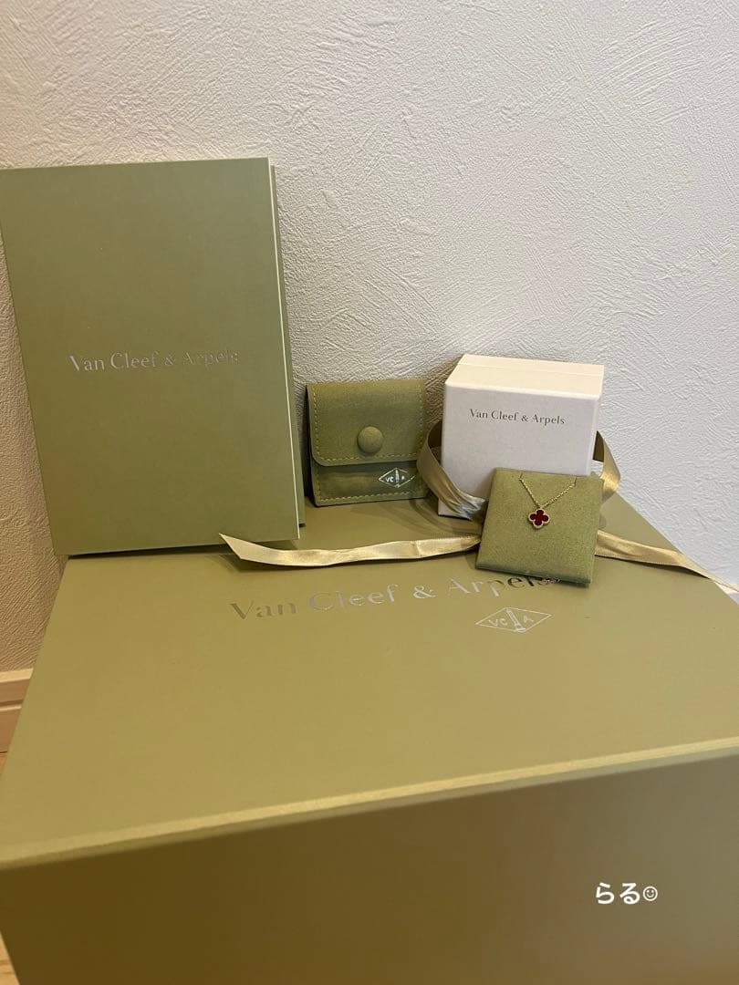 Van Cleef & Arpels スウィート　アルハンブラ・カーネリアン