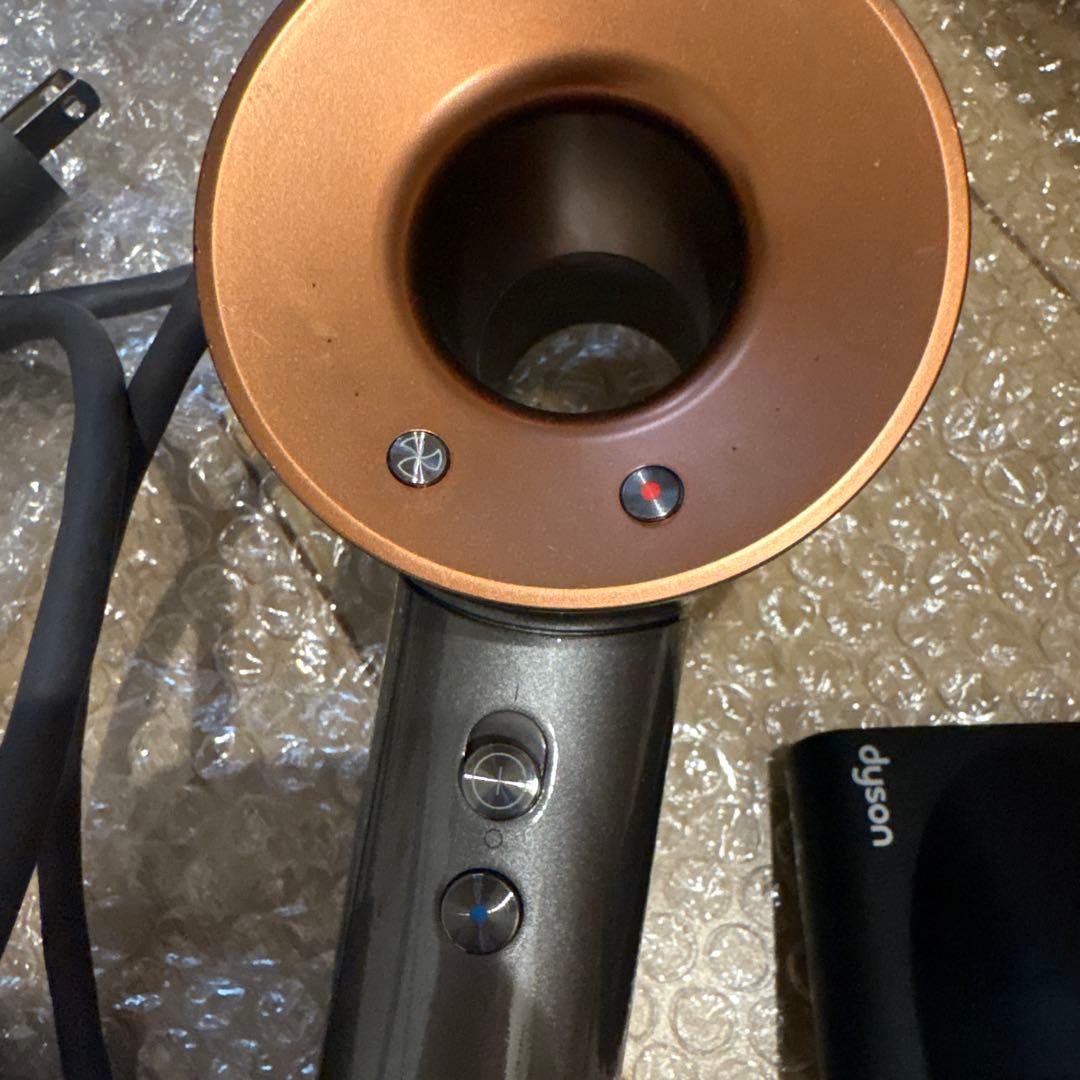 ダイソンドライヤー　オレンジ