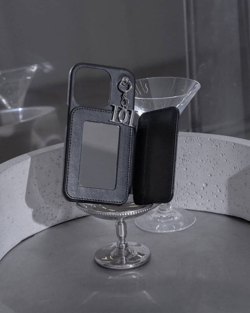 【商品名】キルティングミラーDDチャームiPhoneケース 16pro 黒