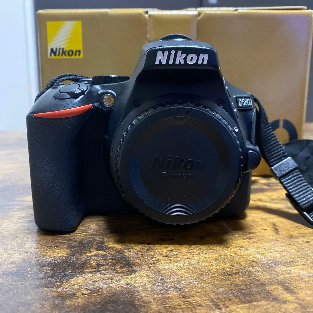 Nikon D5600 デジタル一眼レフ 本体と単焦点レンズセット　ニコンカメラ