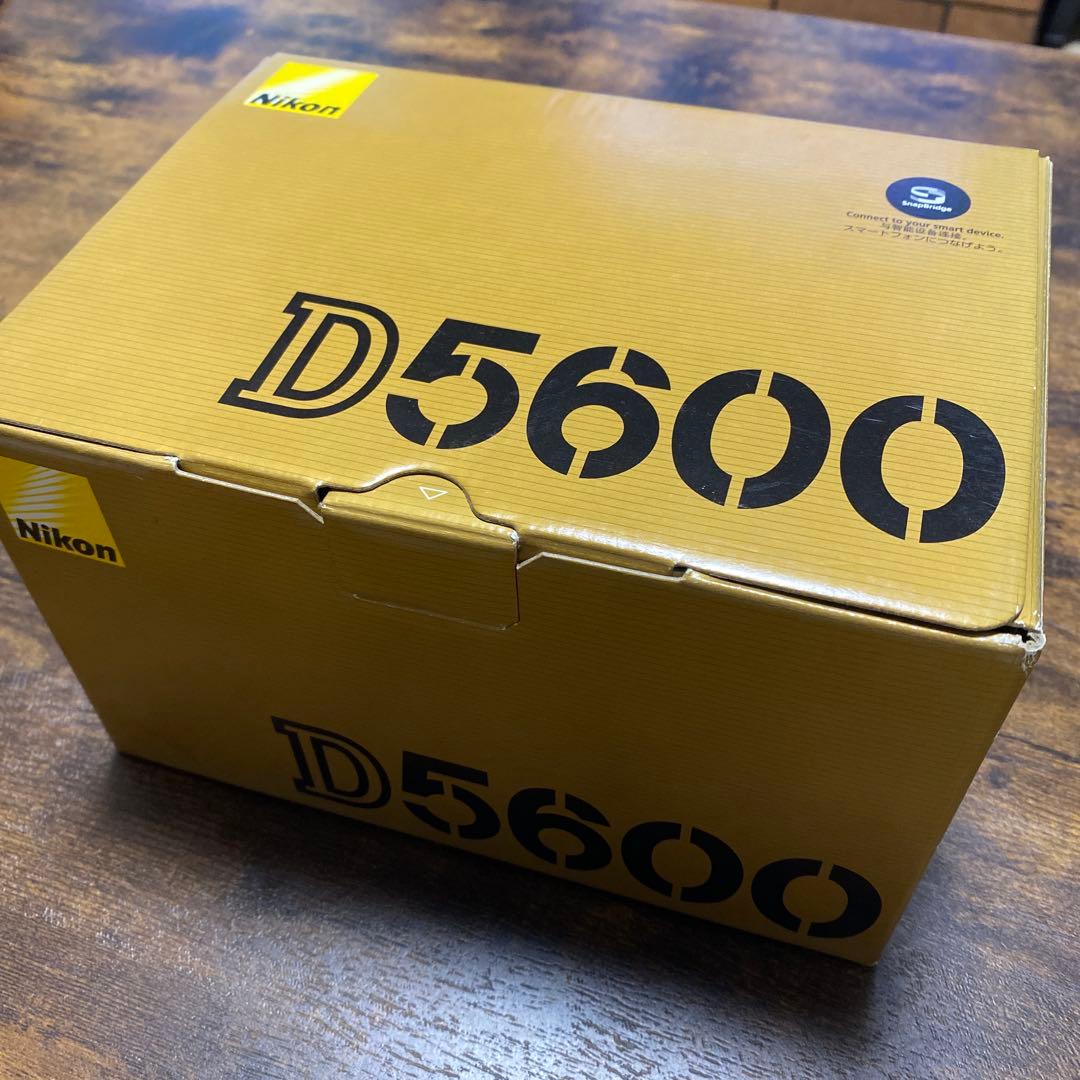 Nikon D5600 デジタル一眼レフ 本体と単焦点レンズセット　ニコンカメラ