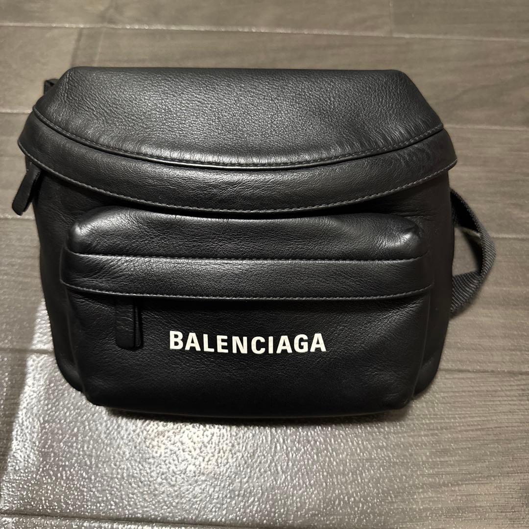 BALENCIAGA ブラック ボディバッグ