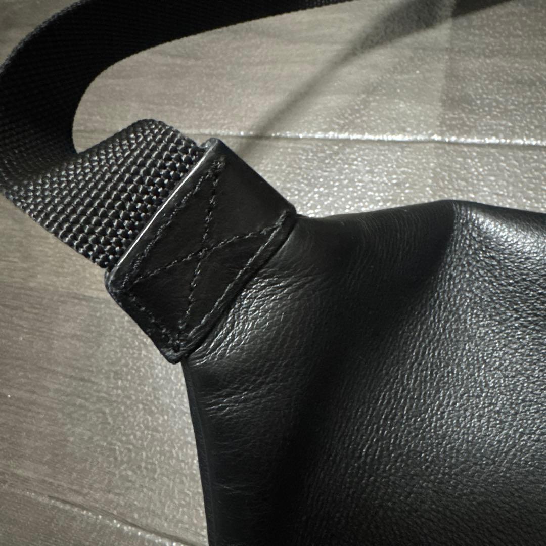 BALENCIAGA ブラック ボディバッグ