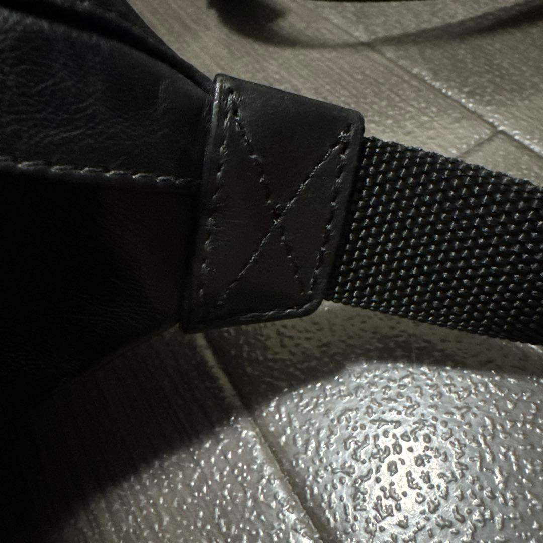 BALENCIAGA ブラック ボディバッグ