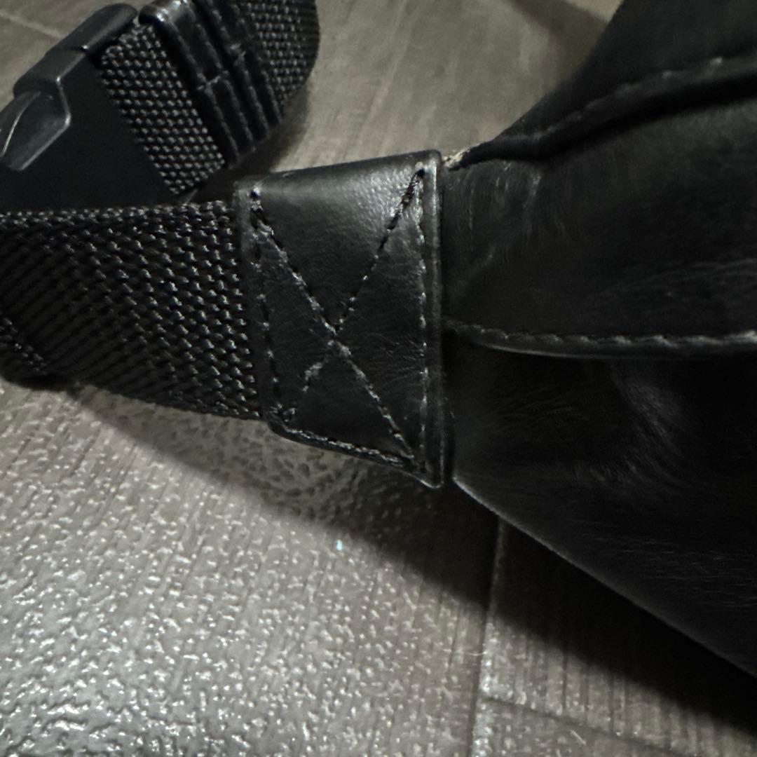 BALENCIAGA ブラック ボディバッグ