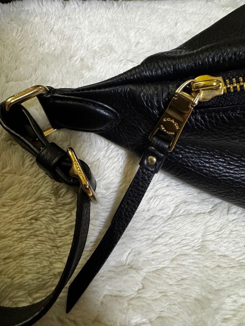 COACH ブラックレザー ボディバッグ