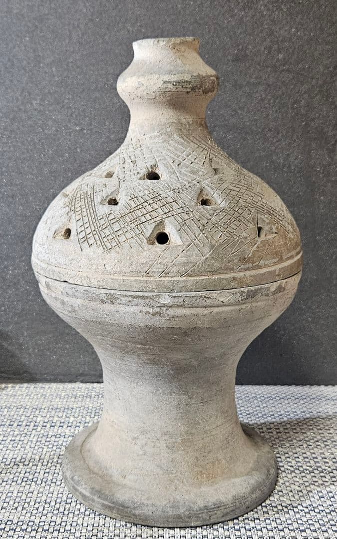朝鮮半島古陶磁器　新羅土器　三角透かし造幾何学文様蓋付　香炉　祭器　古代陶磁器