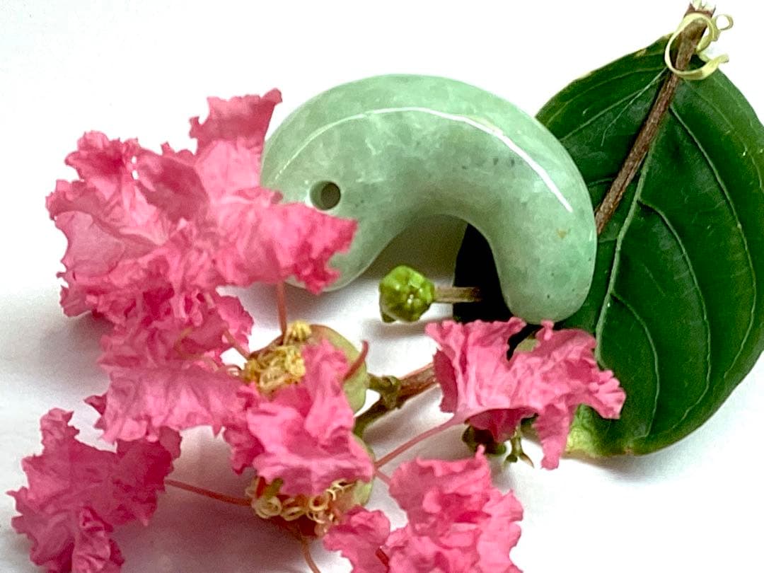 ✳綺麗な若草色　幸運導く緑の糸魚川翡翠勾玉　本物をお持ちください‼️ 鑑別書取得品