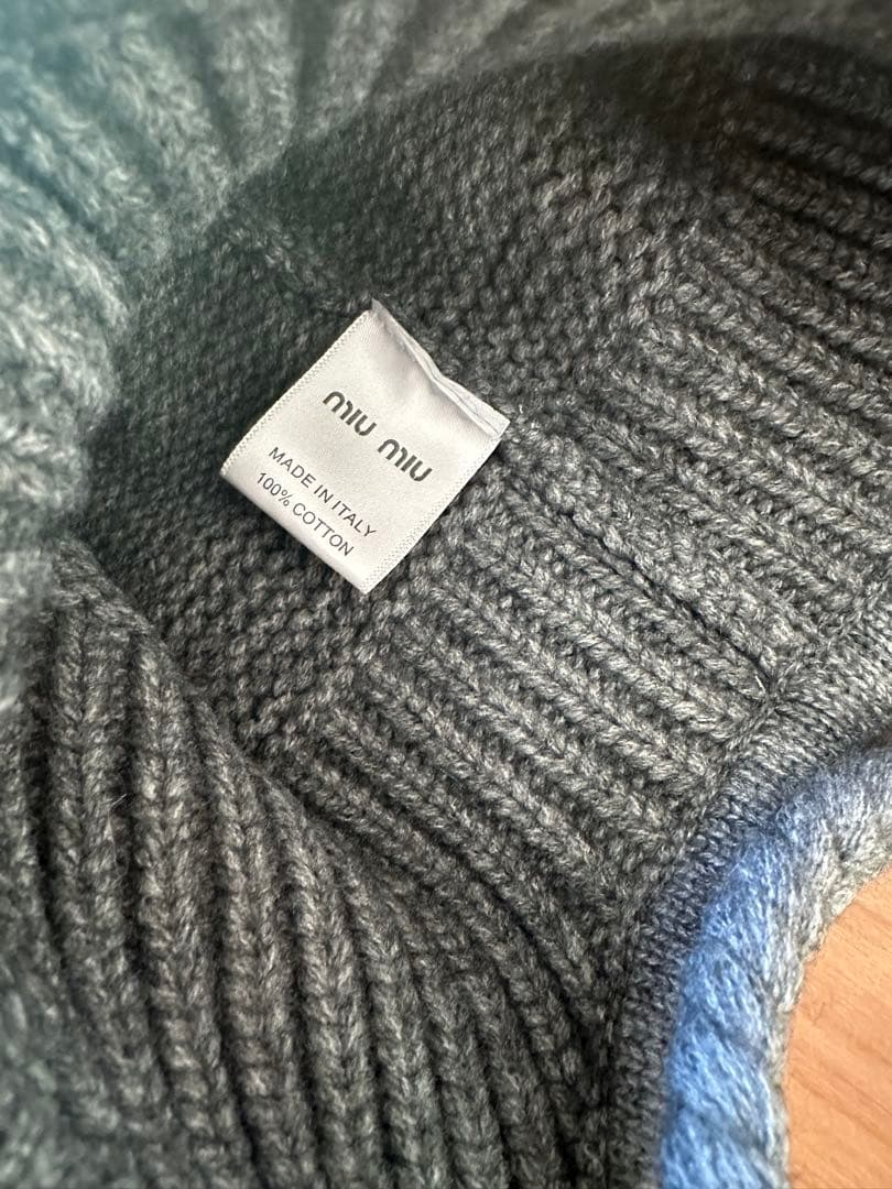 MIU MIU グレー Mサイズ ニット帽 ボンボン付き