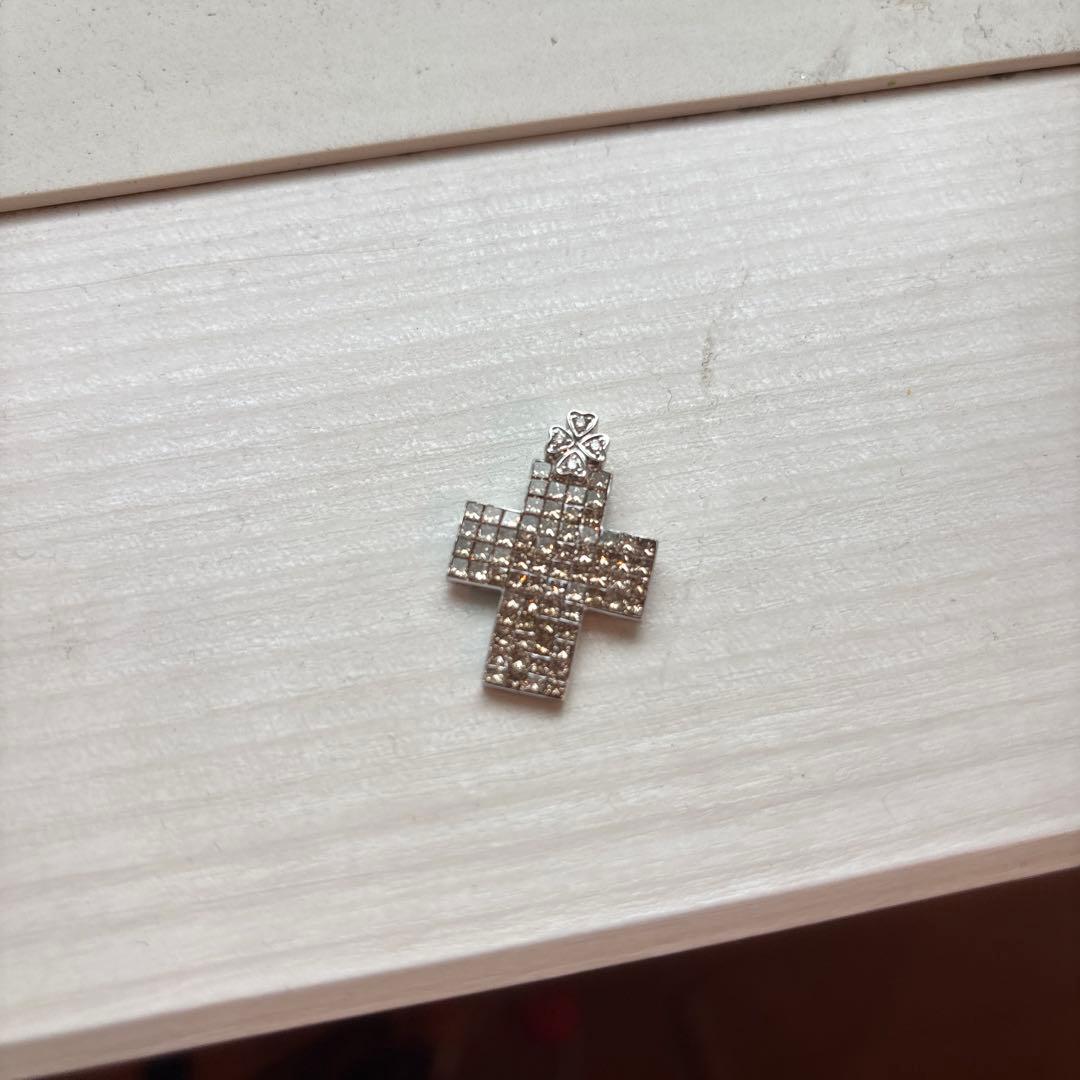 レエッセンシャル　ブラウンダイヤ　ペンダントトップ　クロス